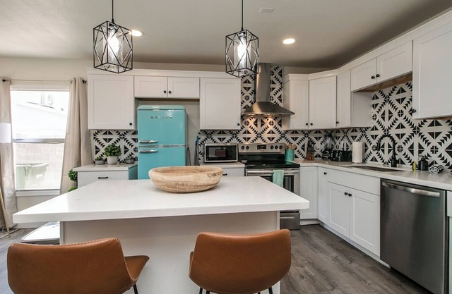 Stylish 4 Bedroom w/Pool Table, Games & Garage