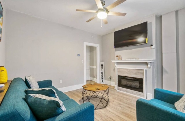 Stylish 4BR Downtown Pitt-Walk Everywhere+King bed