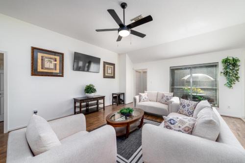 Stylish 4BR Retreat in West Houston - Prime Spot