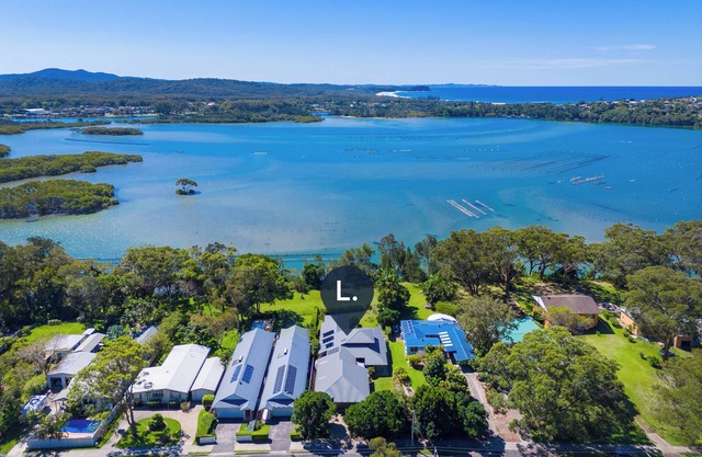 Stylish 5-Bedroom Retreat with Jetty Access