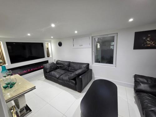 Stylish 6-Bedroom House, Town Centre, Sleeps 14, With Garden