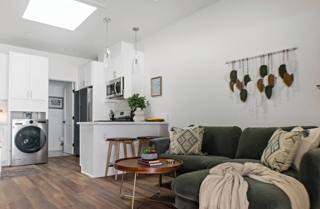 Stylish All-New Apartment Near Beach, Downtown Fast WiFi & Pet Friendly