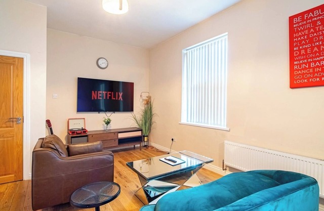 Stylish and Spacious Apartment Walk to City Center