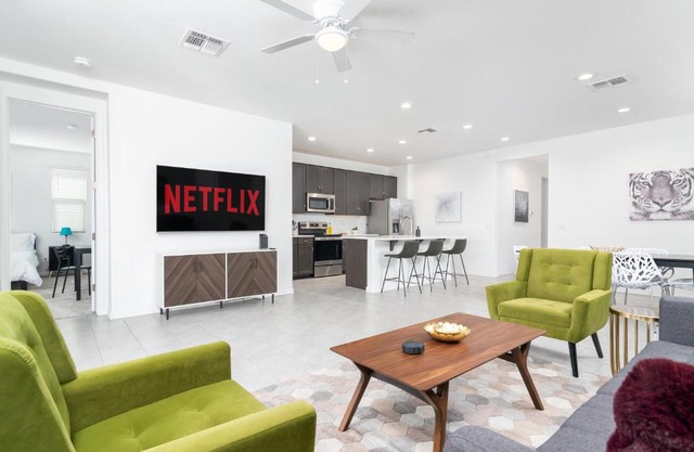 Stylish & Bright Gem ~ King/Queen Beds ~ Backyard!