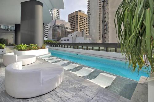 Stylish Brisbane Apartment with Pool, Sauna and Gym