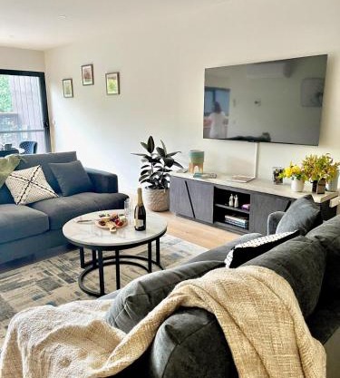 Stylish & Central - Leafy Views