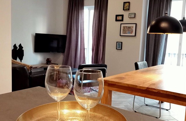 stylish city center apt.king bed