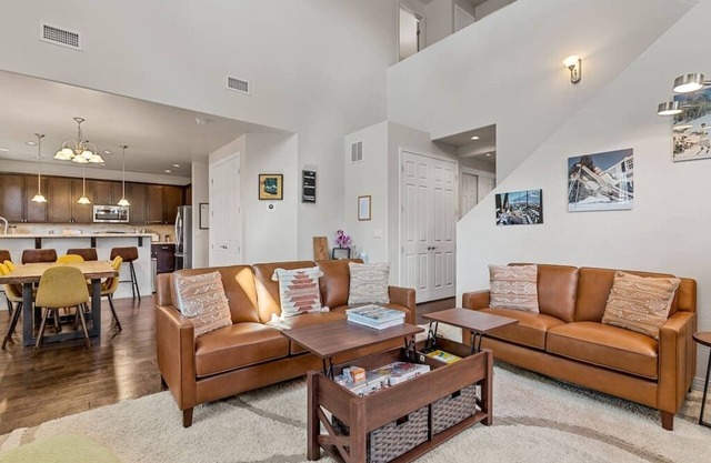 Stylish & Comfy ~ 5★ Location, ♛Royal Beds, HotTub