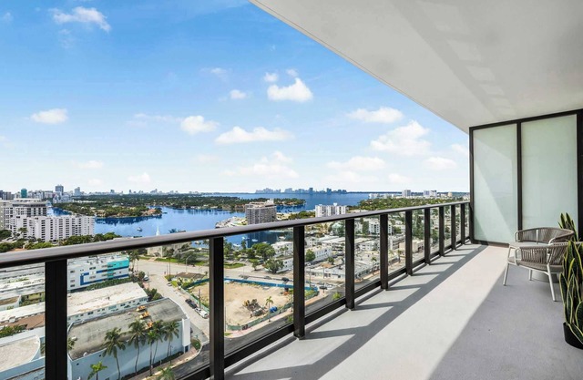 Stylish Condo – Walk to Beach | Amazing Views
