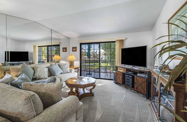 Stylish Condo with Panoramic View & Community Pool