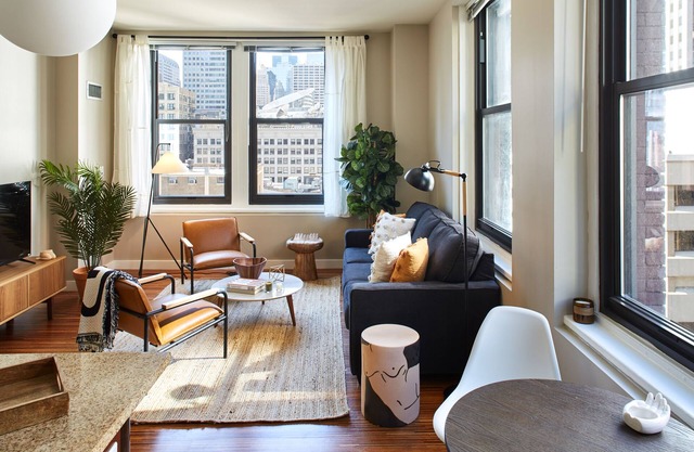 Stylish Corner 2 Bedroom in the Heart of Chicago | Roof Deck