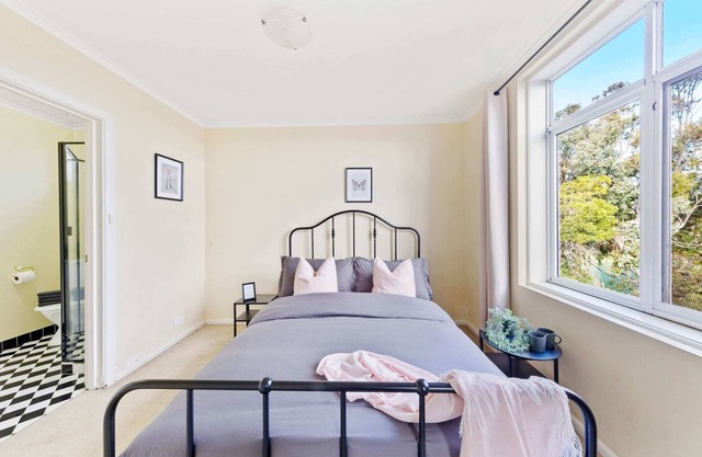 Stylish & Cozy Clifton Hill Apt with Parking