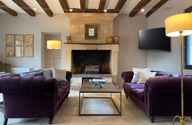 Stylish farmhouse with pool, sleeps 8-10