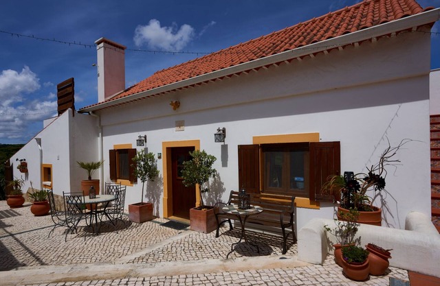 Stylish farmhouse with fabulous sun room in 4 acre valley only 7km from Obidos