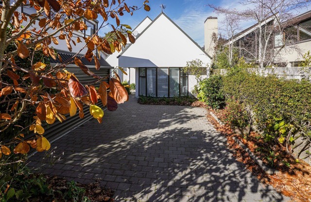 Stylish Fendalton Townhouse - Prime Location