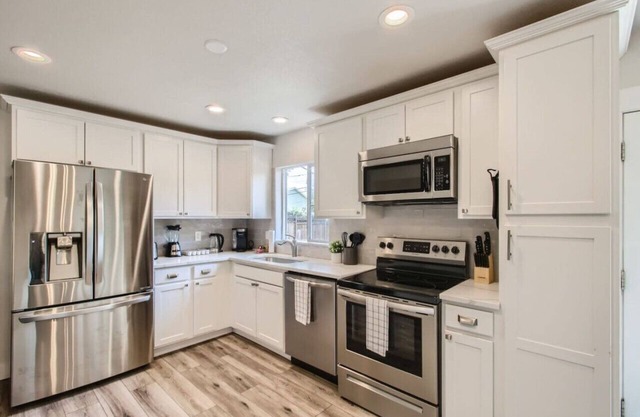 Stylish Five Bedroom w/outdoor Badminton Court