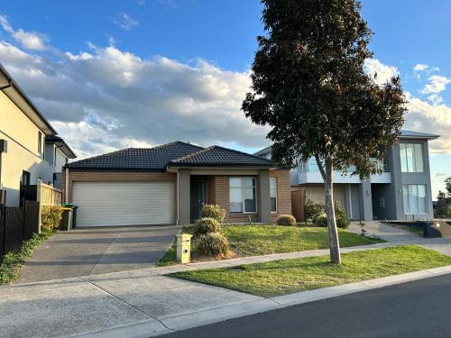 Stylish four bedroom family retreat in Saltwater Coast