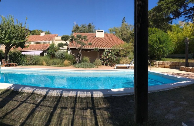 Stylish 6-bedroom villa in popular town near Nîmes and Montpellier