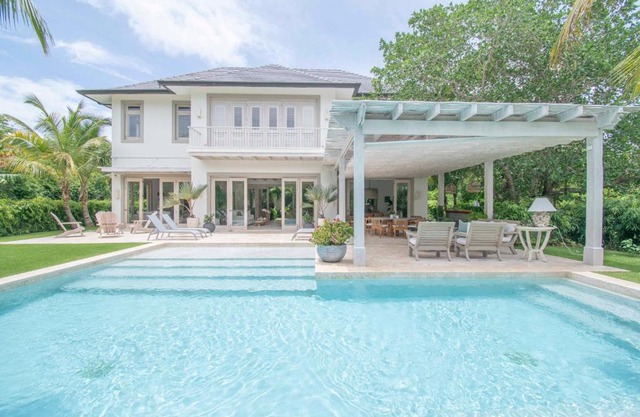 Stylish fully-staffed villa near beach and lagoons in exclusive golf resort