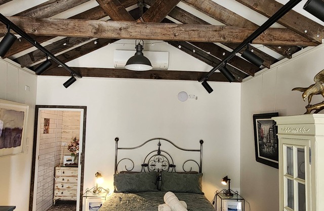Stylish Gallery Sleeps 4 | Near Parramatta CBD