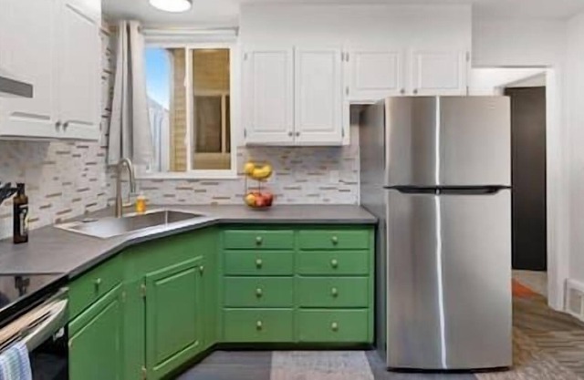 Stylish Green n Gold 2bed/1bath