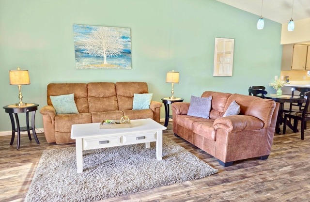 Stylish~Indoor Pool~Hot Tub~Close to all the Fun