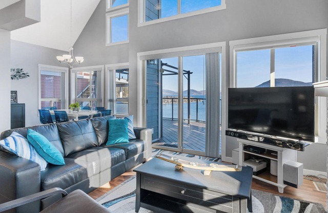 Stylish lakeview cottage at La Casa Lakeside Resort!