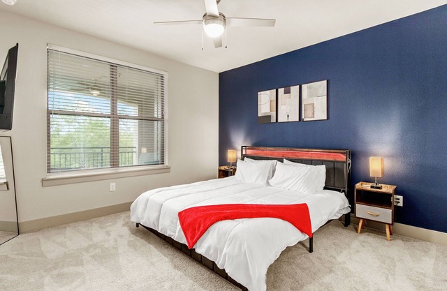 Stylish Lux 2BR Condo - Pool, Balcony, Parking