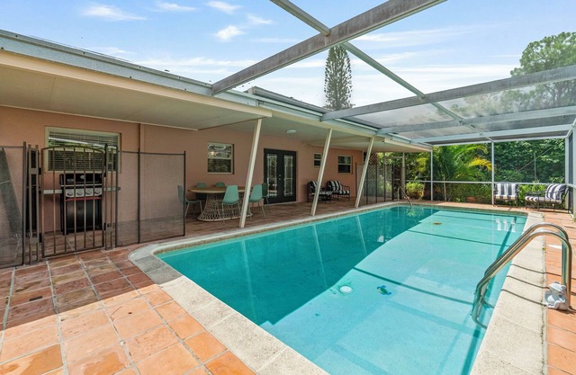 Stylish Naples 4BR Home w/Pool & Patio - 3 KINGS