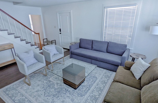 Stylish Renovated House + 2 studio apartments! (5 br/4 bath) Sleeps 12!