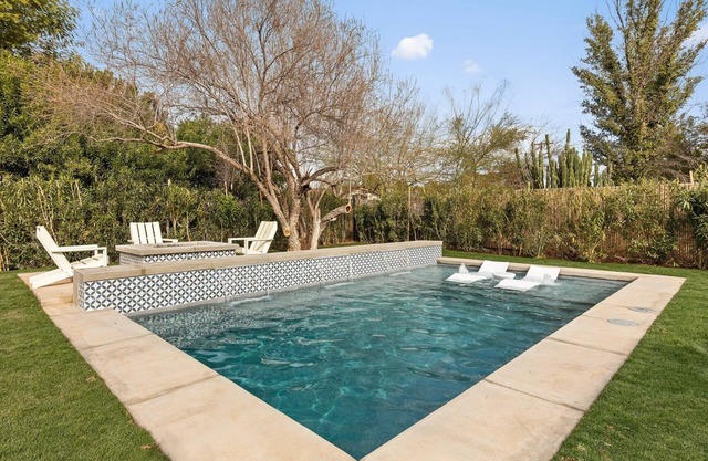 Stylish Retreat: Heated Pool w/Jets, Putting Green & Outdoor Kitchen