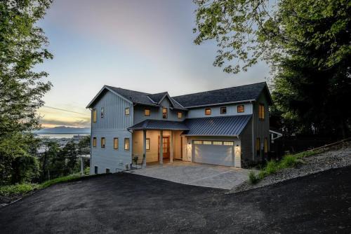 Stylish Seattle farmhouse plus Bonus suite and amazing views