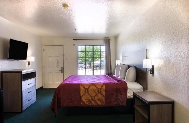 Stylish Stay Near Wonderland Mall, Alamo & Free Parking