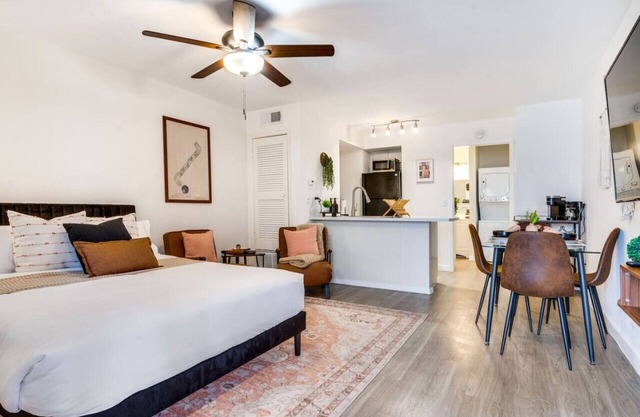 Stylish Studio in Allandale | 10 mins to Downtown.