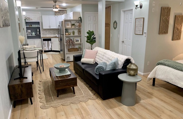 Stylish Studio in Old Colorado City-Shops and Dining Only Steps Away!