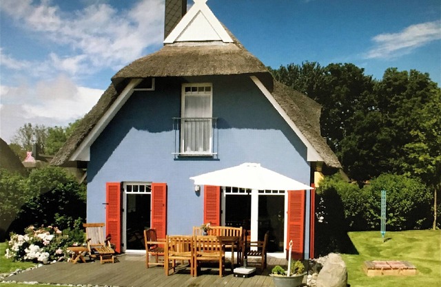 Stylish thatched roof house with lots of sun, luxury, great garden & lighthouse view