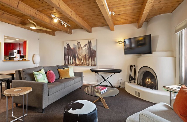 Stylish Townhome in the Heart of SF -Walk to Galleries & Plaza - Pool/Hot Tub