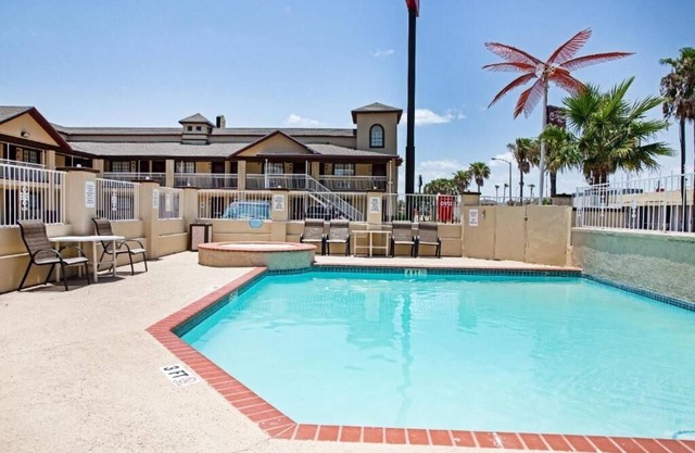 Stylish Unit Close To Mall - Outdoor Pool, Pets Welcome, Free Parking