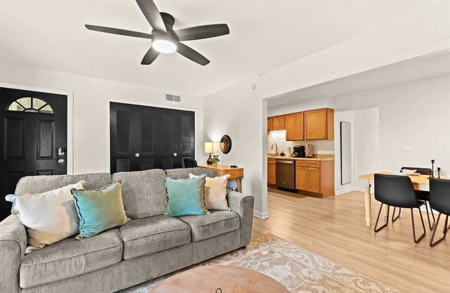 Stylish Upper Apartment | King Bed | Conveniently