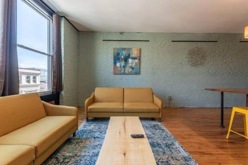 Stylish Urban Hideaway-Rooftop Oasis