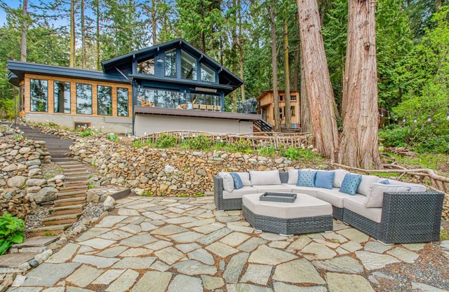Stylish waterfront oasis w/hot tub, fiber optic internet, & entertainer's deck