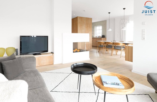 Stylishly furnished vacation home with terrace on the mudflats.