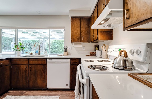 Stylishly remodeled in 2024; Fully appointed 3bd 2ba in SW Eugene with AC, WiFi