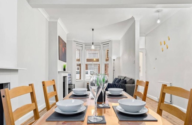 Stylist & Cosy Home | Street parking | Garden