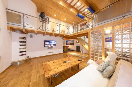 Stylist Split Level 2 Bed with Parking