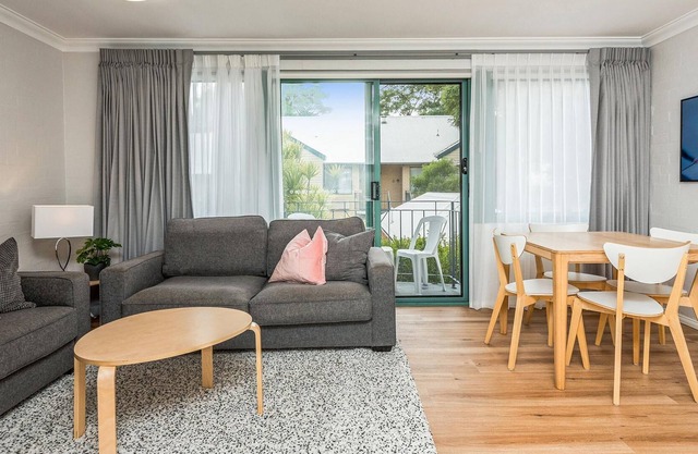 Subiaco Village with pool, BBQ & spa - free parking and wifi - two bedroom