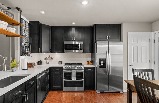 Suburban Social - 10 Min to I-49 &13 Min to UofA - Quiet Community Neighborhood