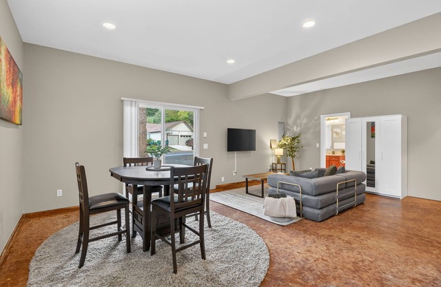 Suburban Studio, Near Golf, Wineries & Dining