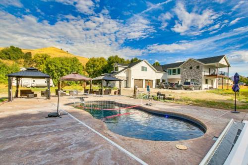 Sugar Creek Apartment on Cub River Shared Yard!