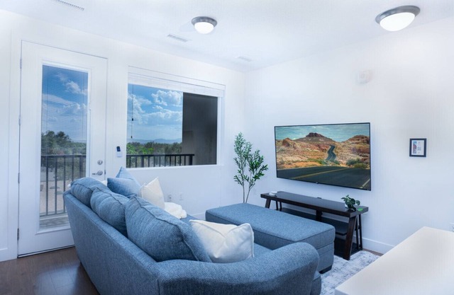 Sugarhouse-1BR 1BA Great Views!